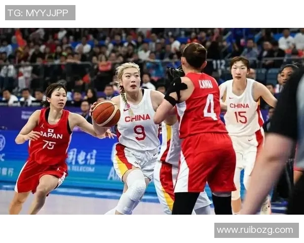 新疆女篮与武汉女篮激战正酣争夺女篮联赛季后赛名额的关键之战 新疆女篮与武汉女篮激战正酣争夺女篮联赛季后赛名额的关键之战