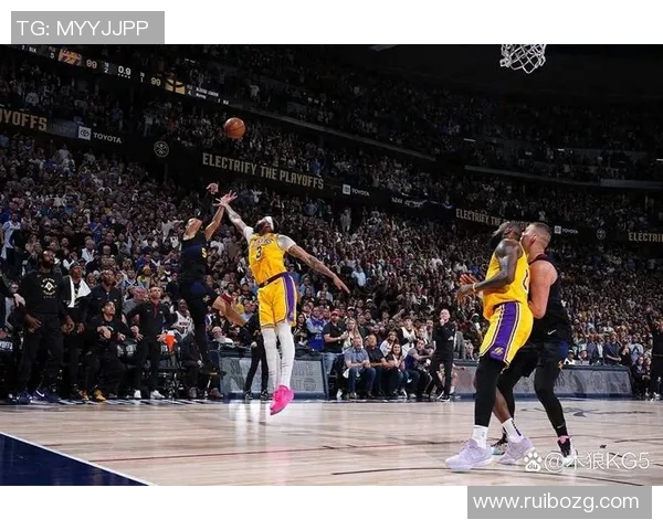 火箭队与勇士队激战正酣NBA赛场精彩瞬间回顾与分析